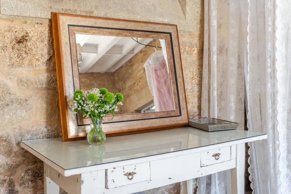 detalle_mesa_vintage_espejo_jardin