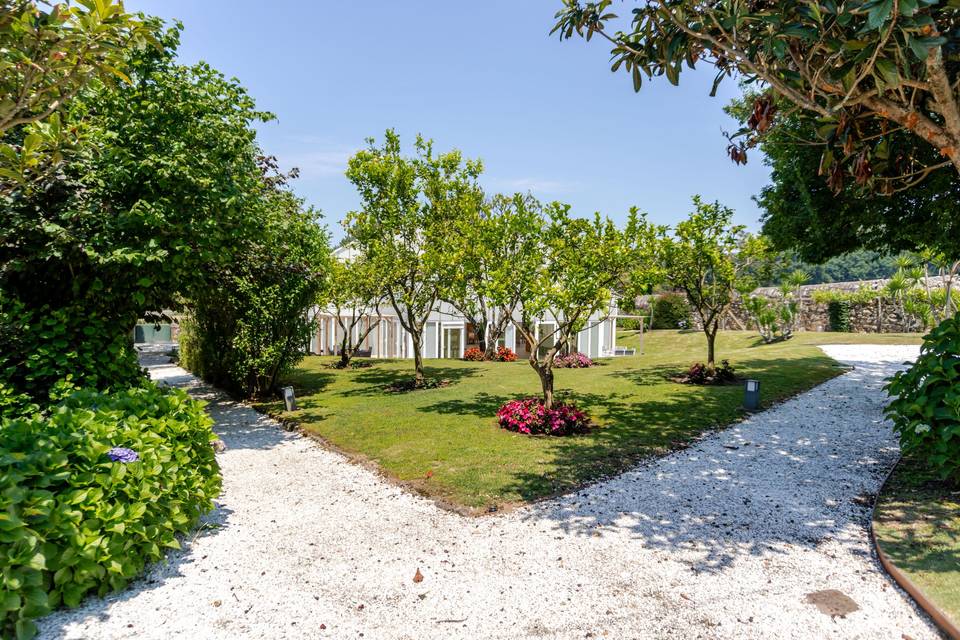 jardin_arboles_camino_grava_blanca