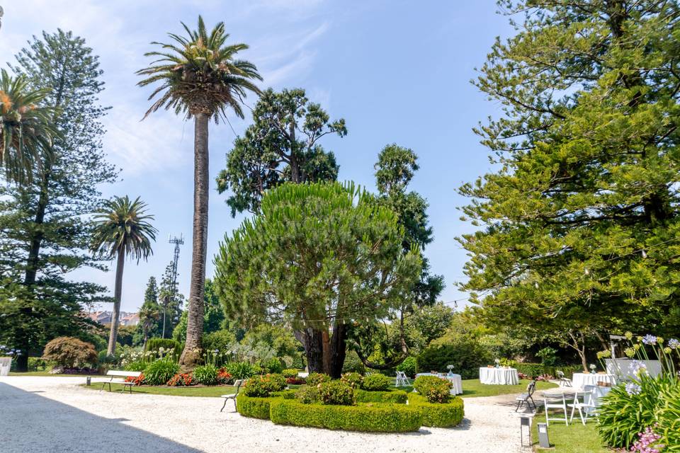jardin_arboles_sillas_mesas_boda