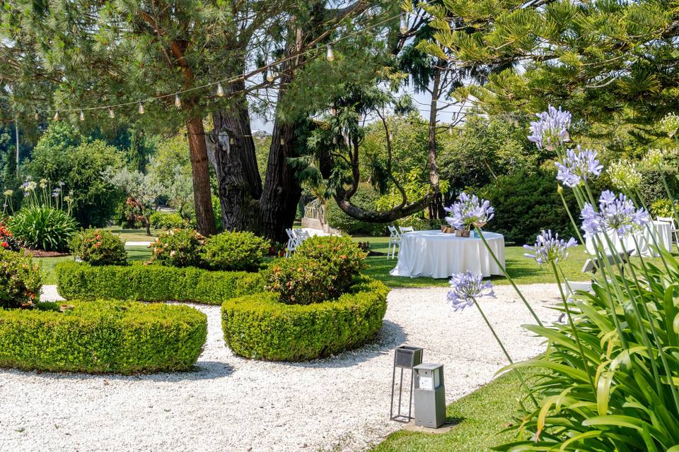 mesa_redonda_mantel_blanco_jardin