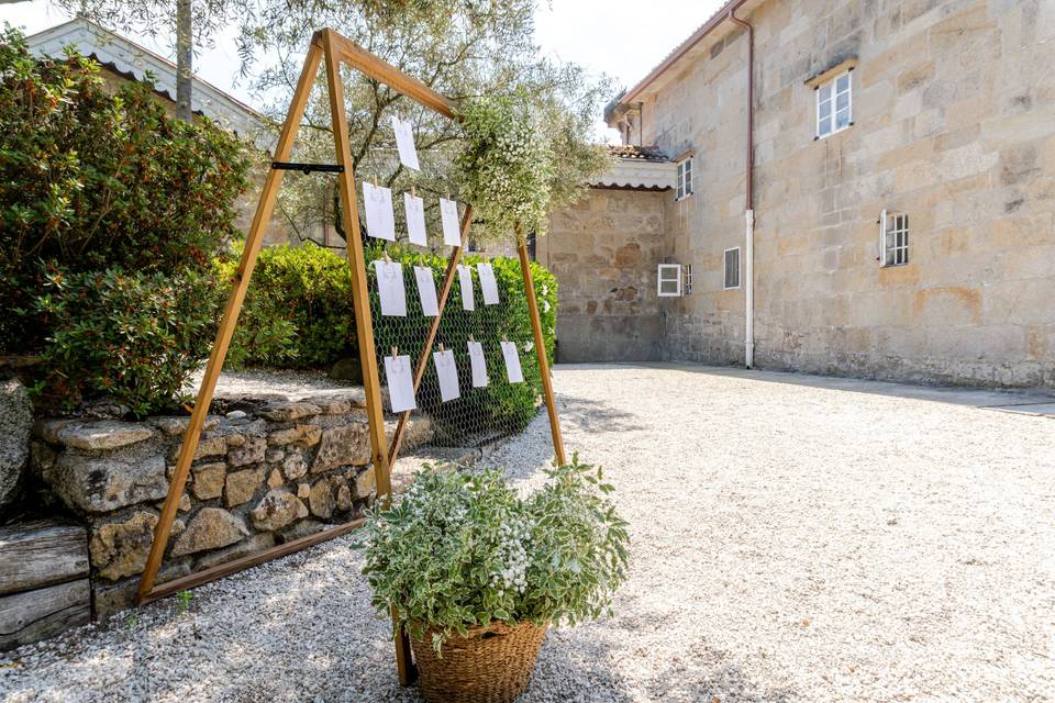 panel_madera_rejilla_sillas_boda
