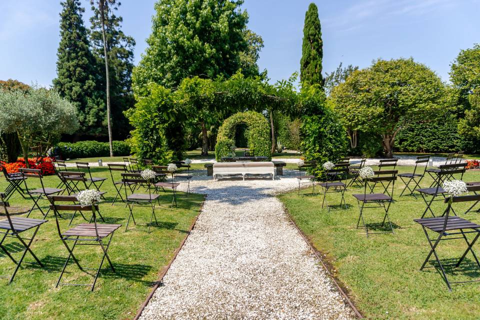 pasillo_arena_arco_verde_boda