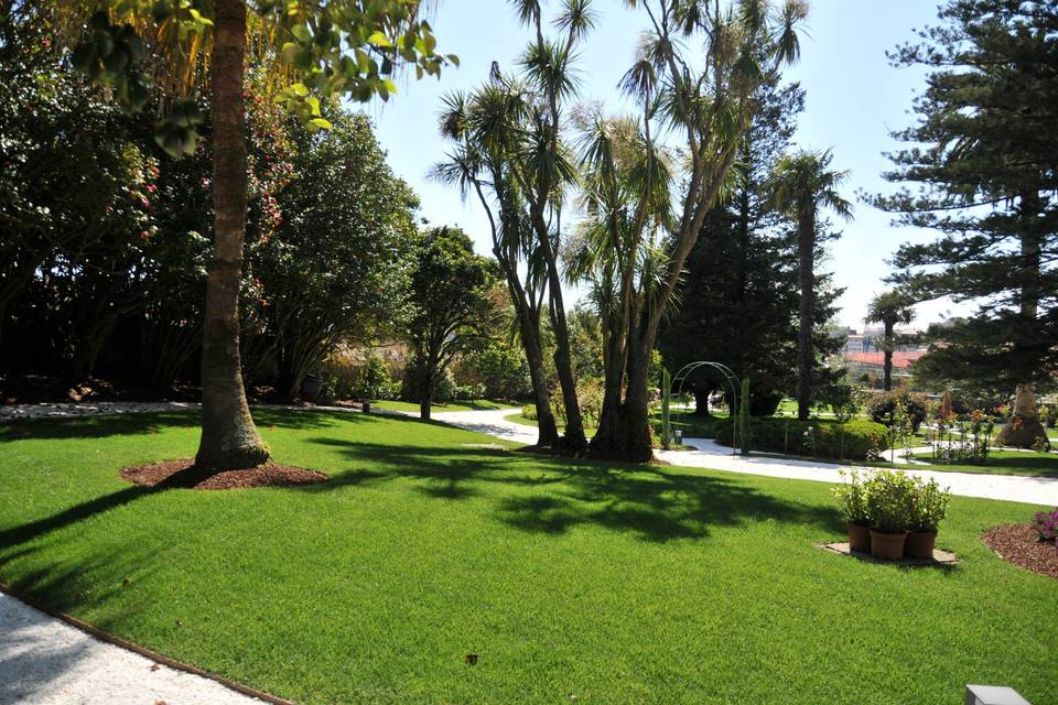 Jardín con variedad de flores