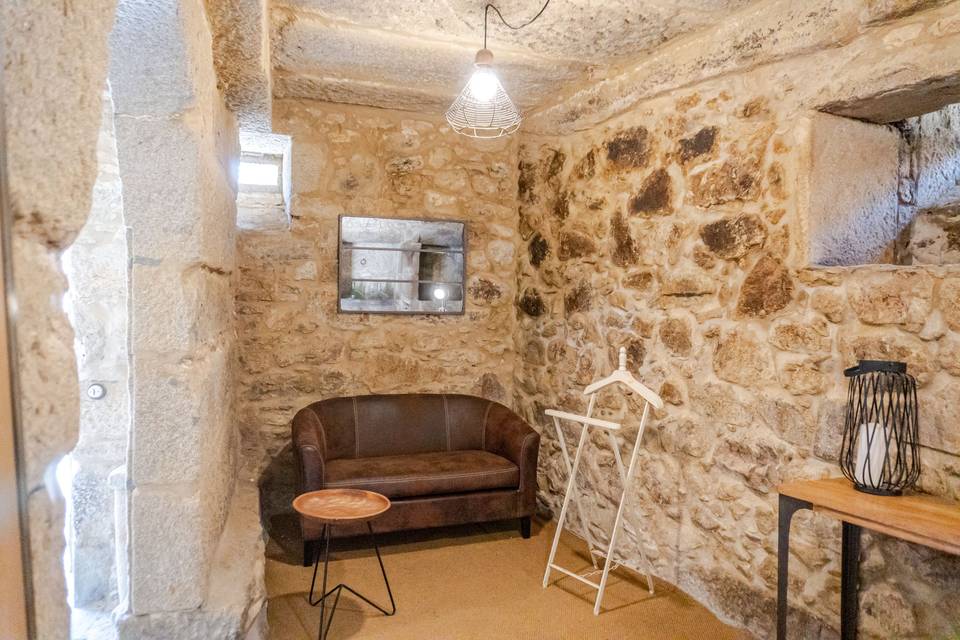 rincon_sofa_cuero_pared_piedra