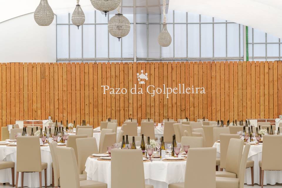 salon_boda_sillas_beige_mesa_redonda