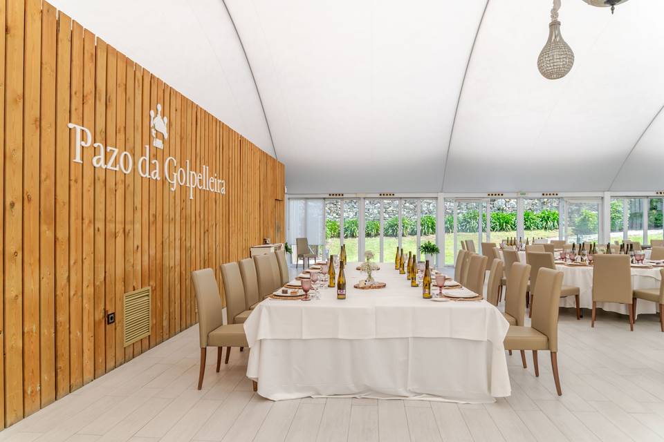 salon_carpa_madera_mesa_larga