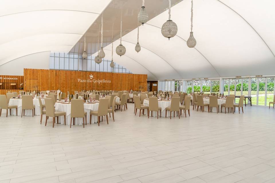 salon_carpa_sillas_beige_mesa_redonda