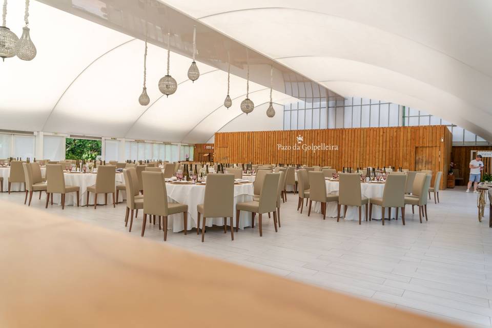 salon_carpa_sillas_beige_mesas_redondas