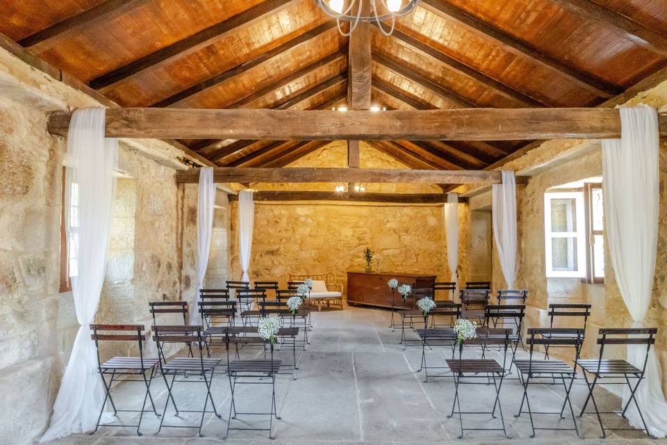 salon_rustico_sillas_hierro_boda