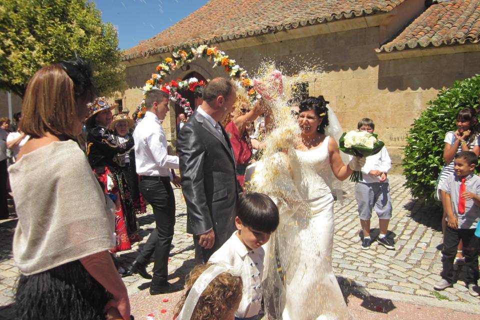 Novios con arroz