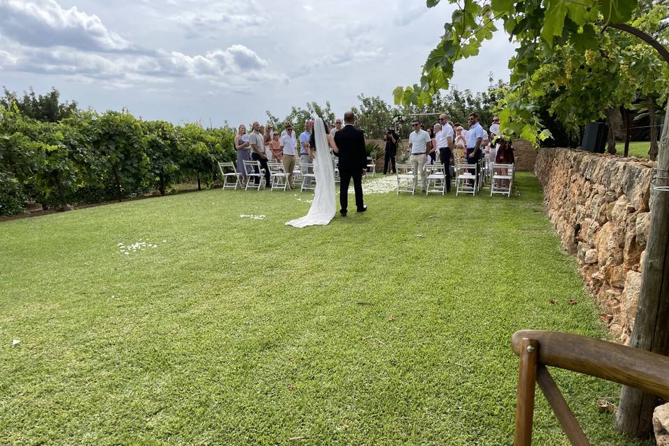 La novia caminando hacia el altar