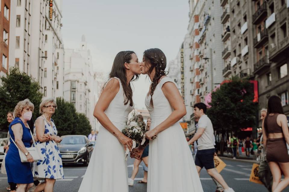 Dos novias en Gran Vía