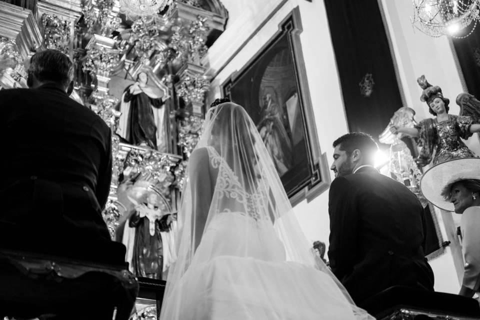 Belen sentada en la iglesia