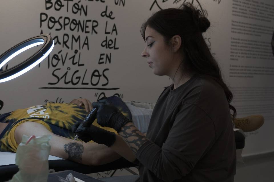 Tatuando en evento