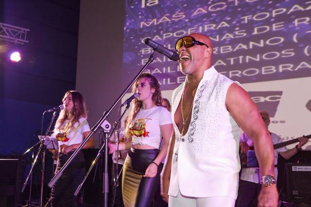 Cantante y coristas