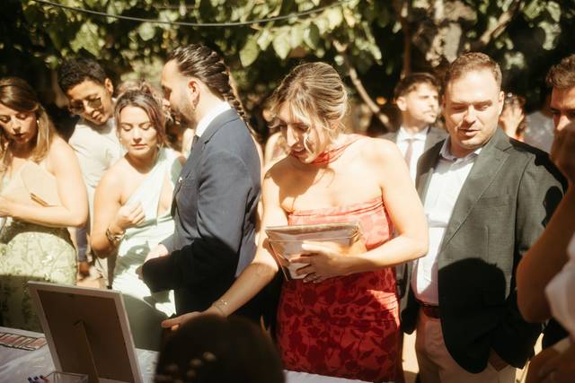 Invitados mirando diseños