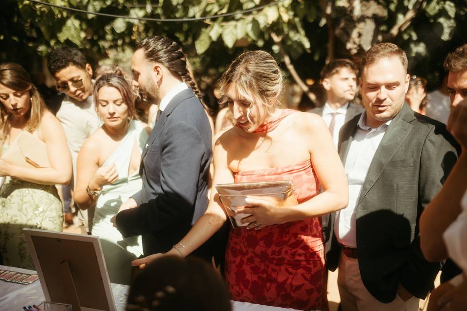 Invitados mirando diseños
