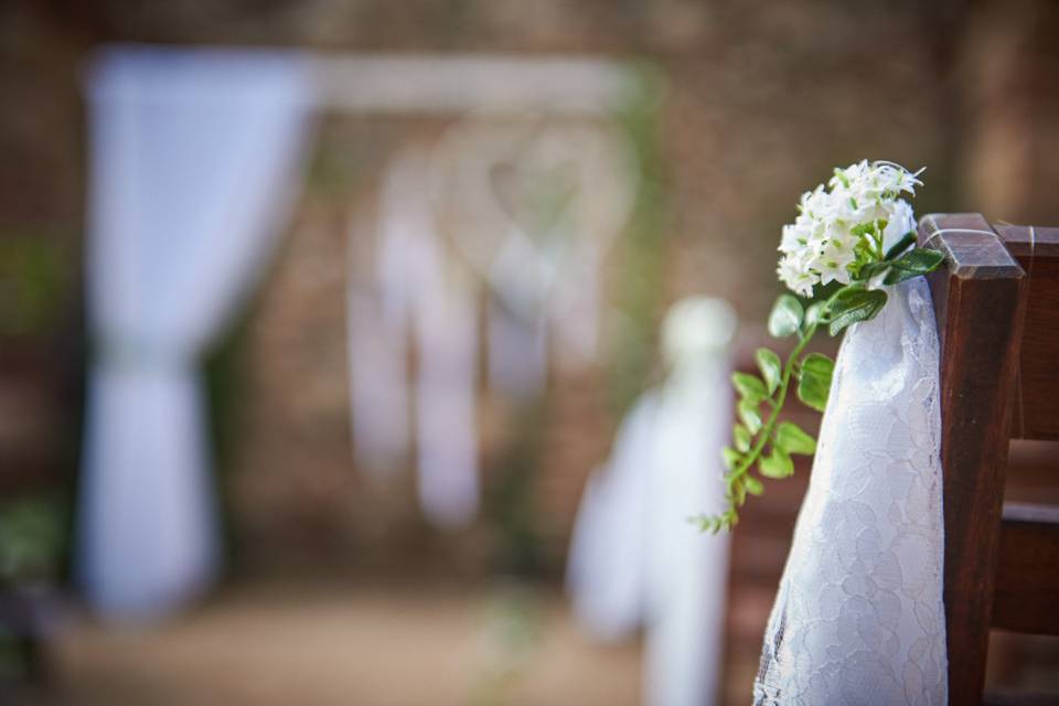 Sillas ceremonia jardín