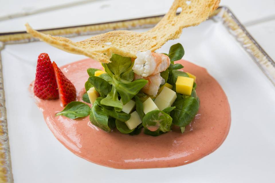 Ensalada con gazpacho de fresa