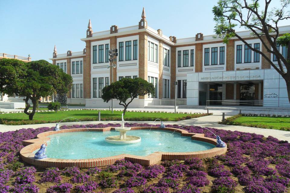 Fachada jardín museo