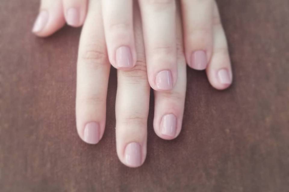 Manicura en tonos neutros