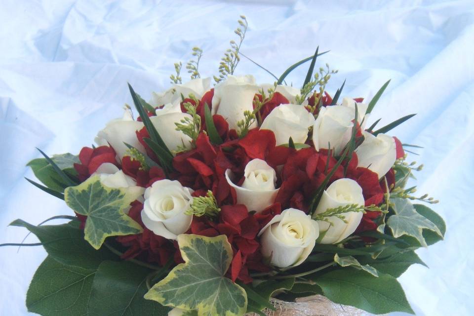 Bouquet de rosas y hortensia