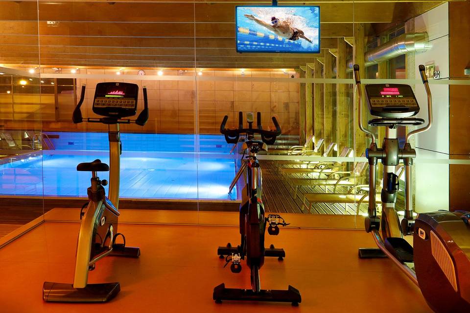 Gimnasio y piscina climatizada