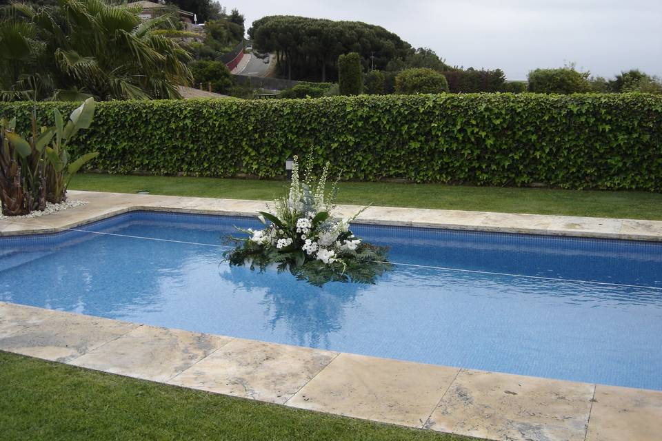 Decoración floral piscina