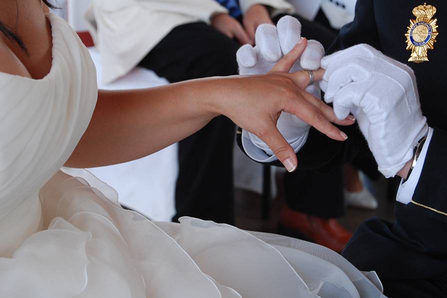 Anillos de boda policía