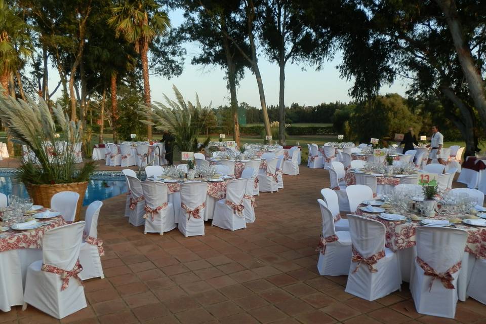 Boda junto a la piscina y golf