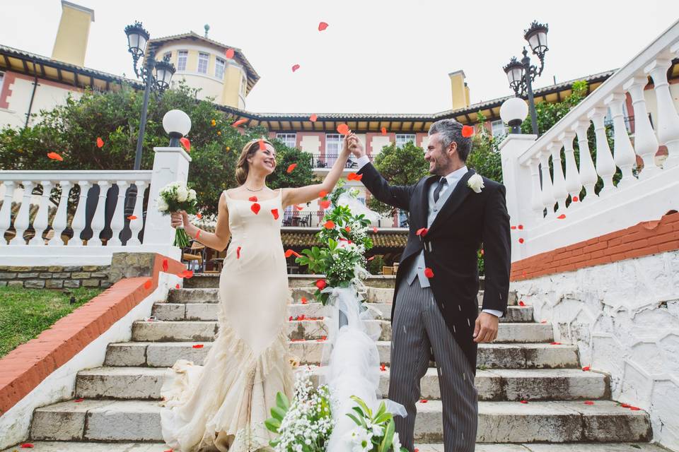 Novios en las escaleras del ja