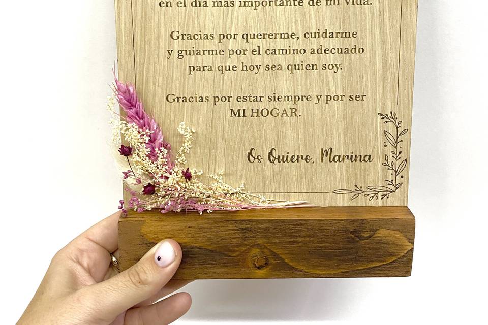 Taco de madera con texto y flores