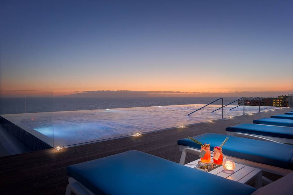 Infinity Pool Privilege al anochecer