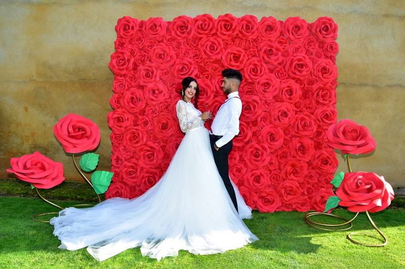 Photocall rojo con ramos