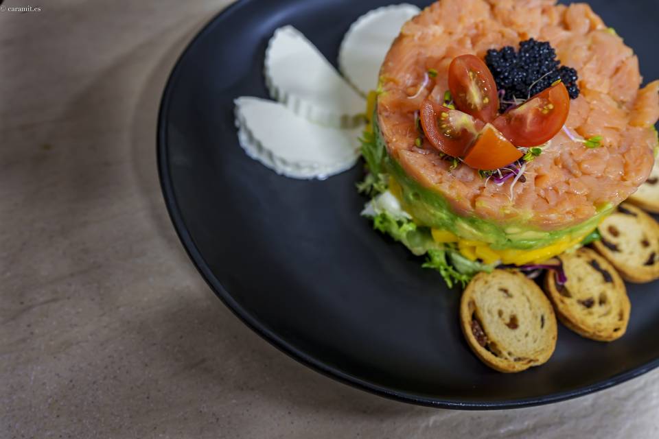 Tartar de aguacate y salmón