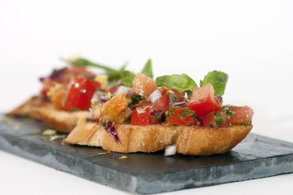 Bruschetta tomate y albahaca