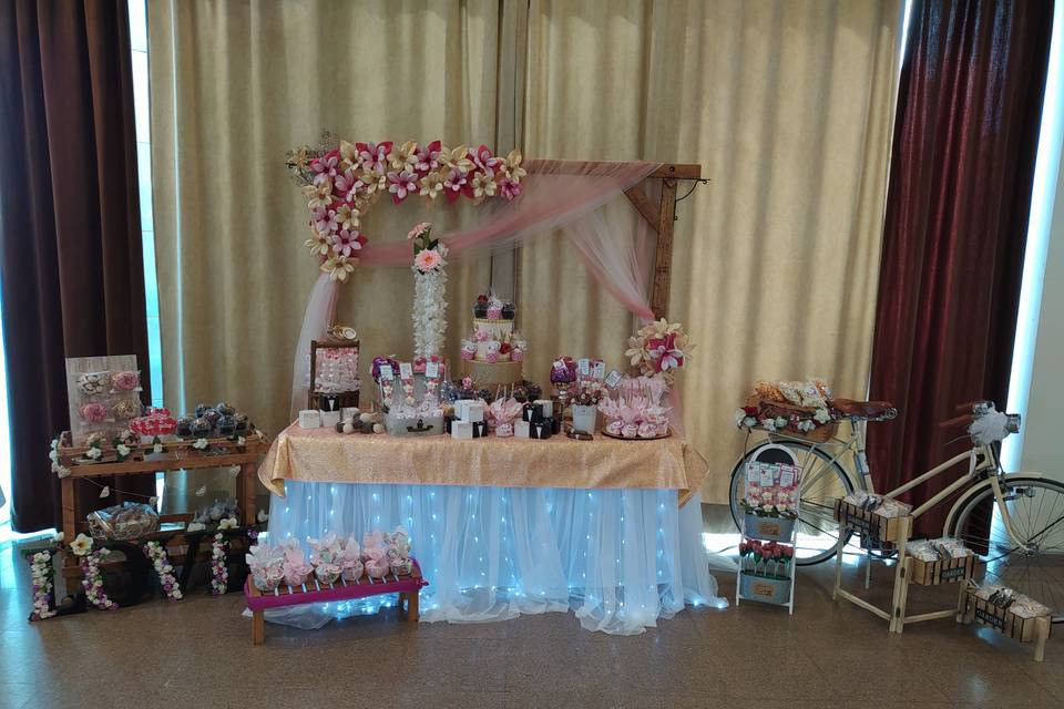 Mesa dulce con flores pastel