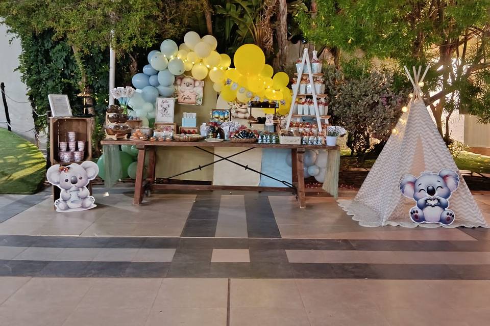 Mesa de bautizo de koalas