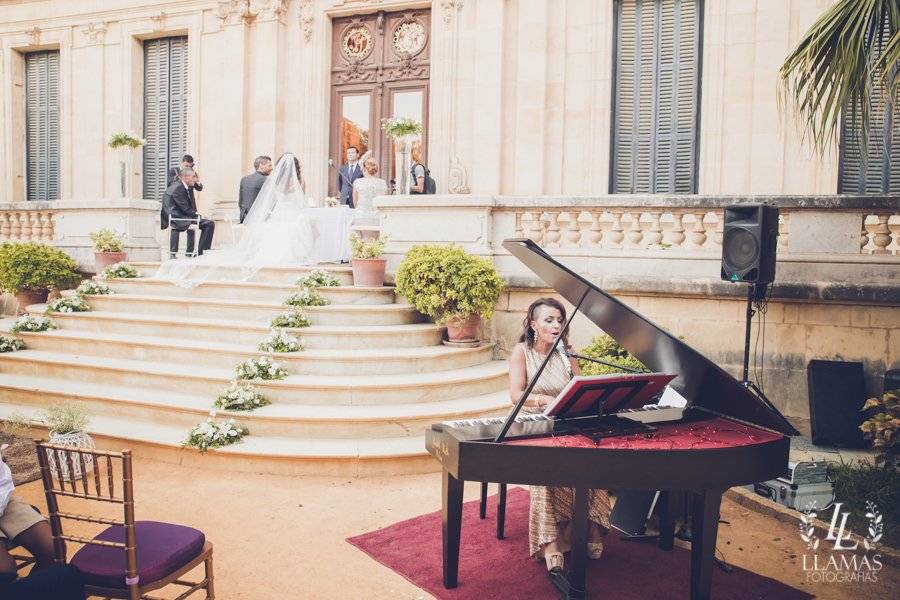 Judith Ruth Balao actuando en una boda