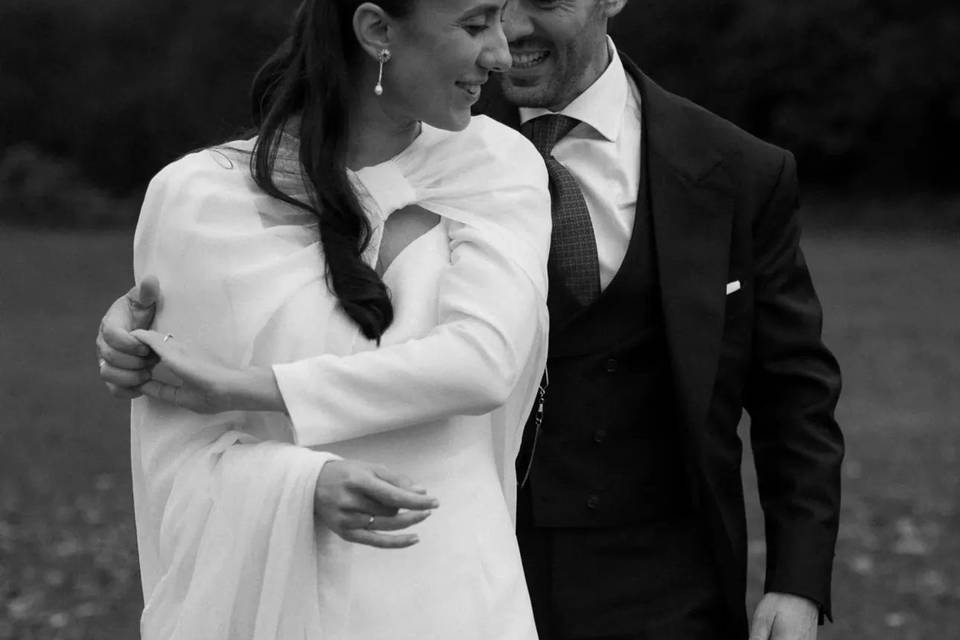 Novia con capa de invierno