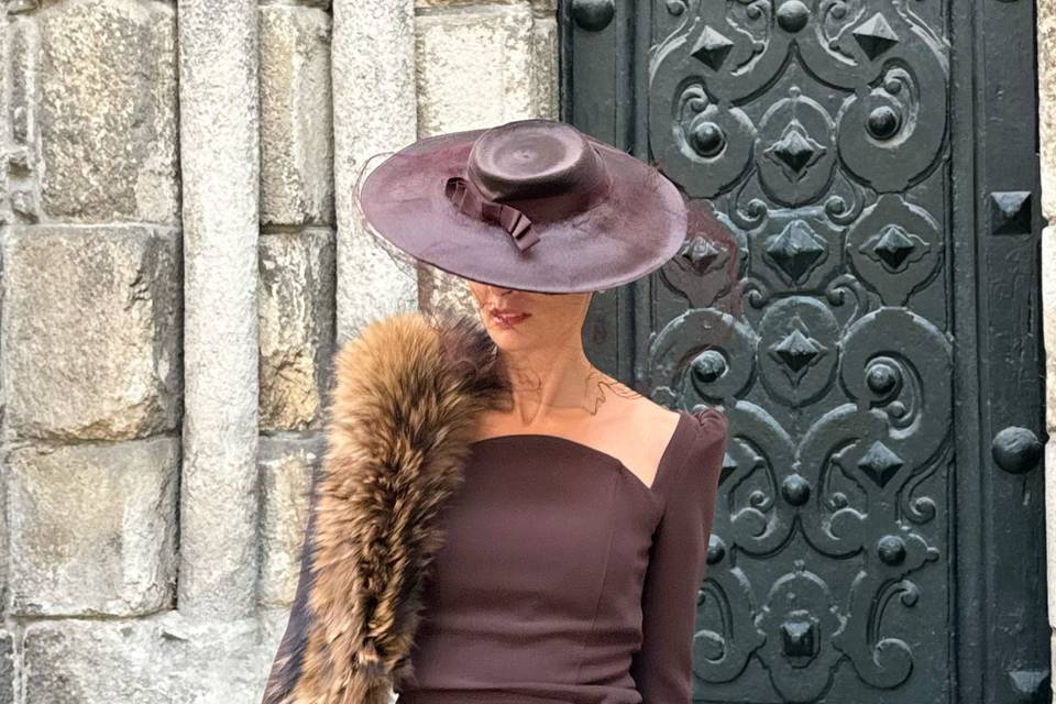 Invitada de boda marrón