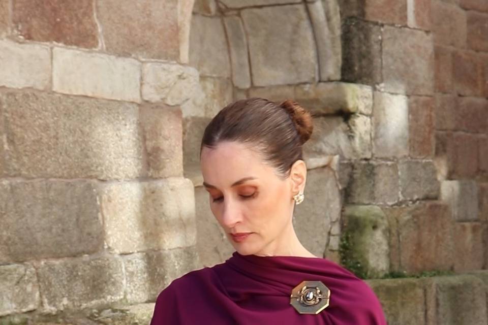 Vestido de invitada con capa