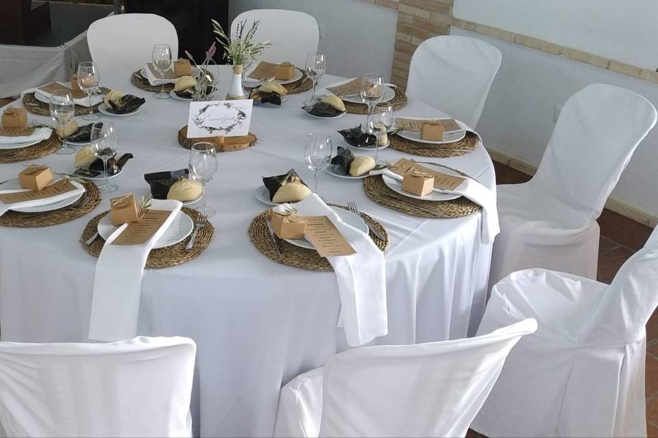 Mesa redonda con mantel blanco