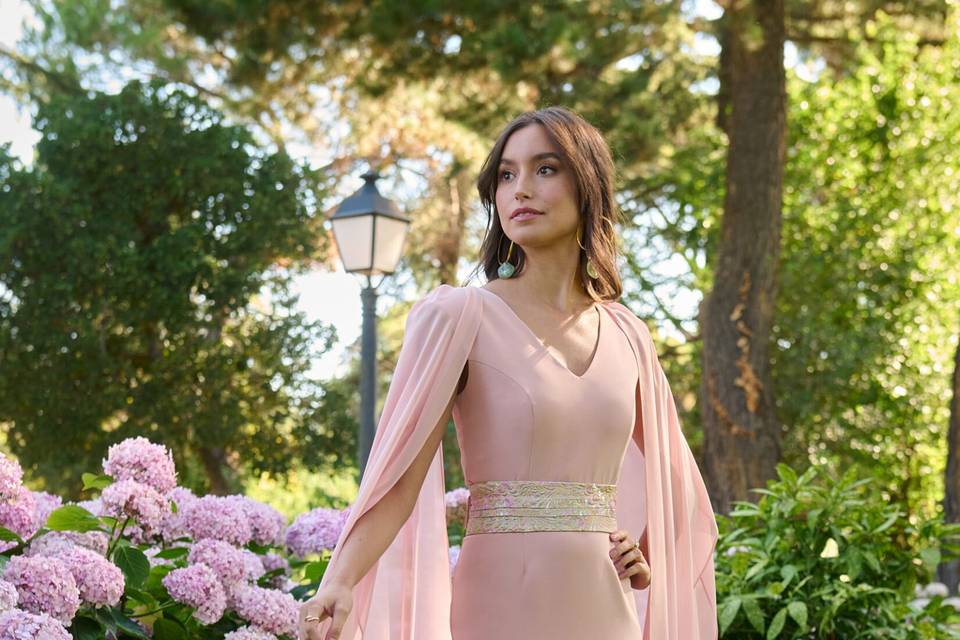 Vestido con mangas capa