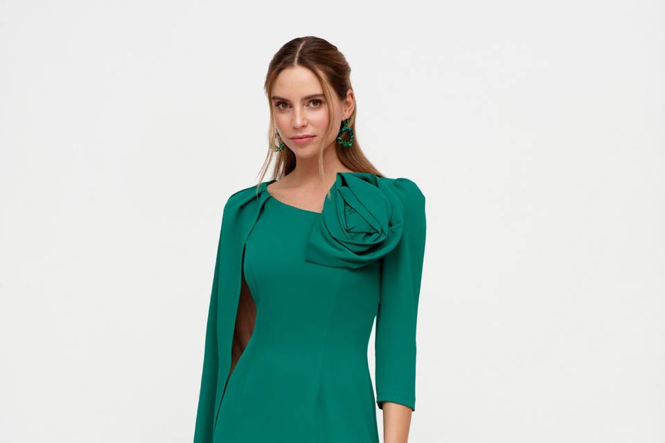 Vestido con capa en manga