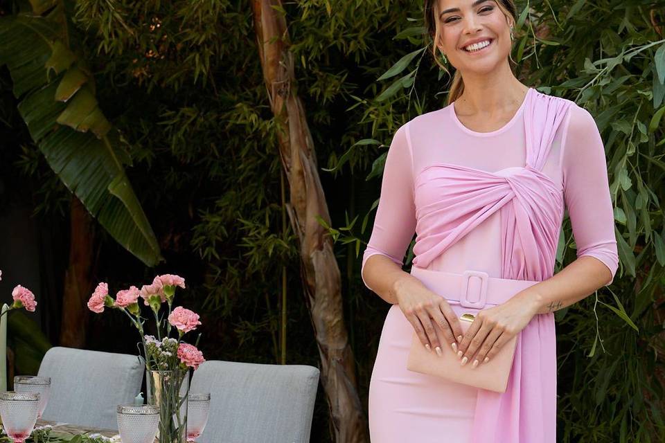 Vestido con escote y mangas de