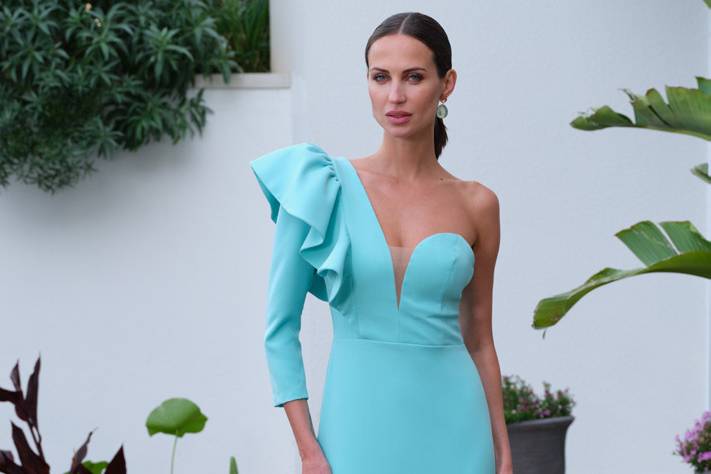 Vestido con manga asimétrica