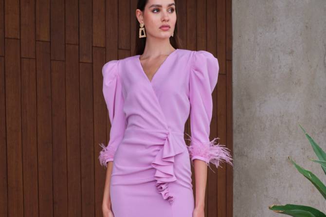 Vestido con mangas de plumitas