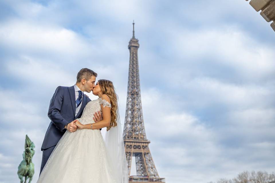 Beso Torre Eiffel