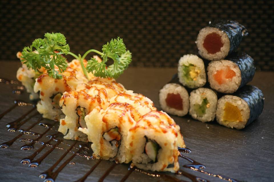 Maki y uramaki sushi